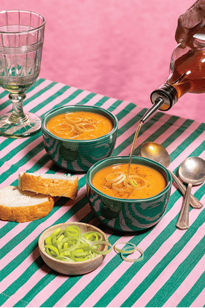 Soupe servie sur une nappe verte et rose