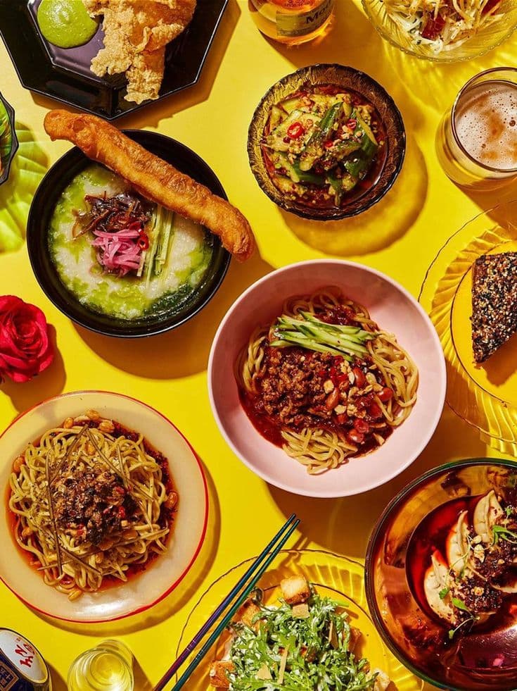 Des plats colorés préparés pour être partagés